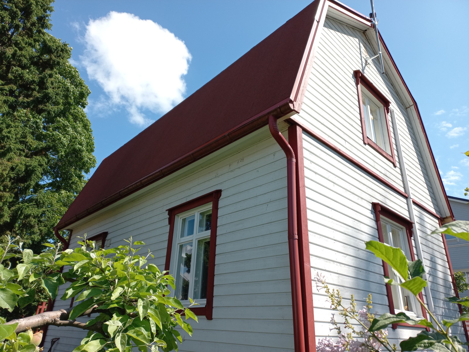 Huopakattoremontit hinta helsinkiläisessä mansardikattoisessa talossa piti sisällään paljon.