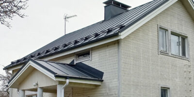 Peltikattoremontin hintaan kuului energia- ja kattoremontti.
