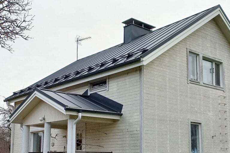 Peltikattoremontti hinta – mitä peltikaton uusiminen maksaa?