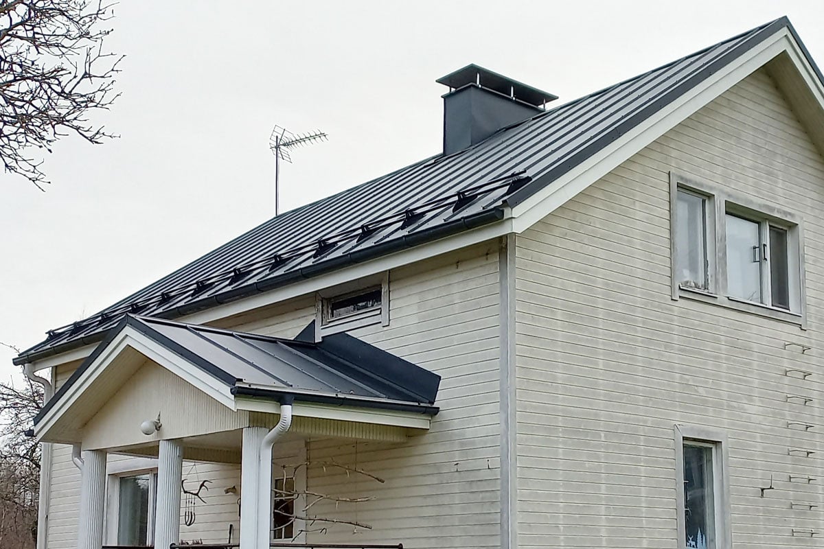 Peltikattoremontin hintaan kuului energia- ja kattoremontti.