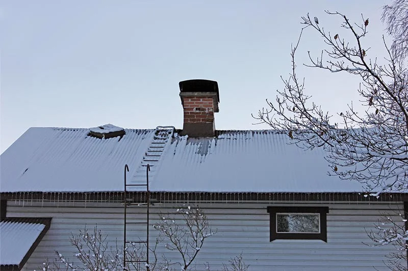 Sulanut lumi katolla kielii lämpövuodosta talvella