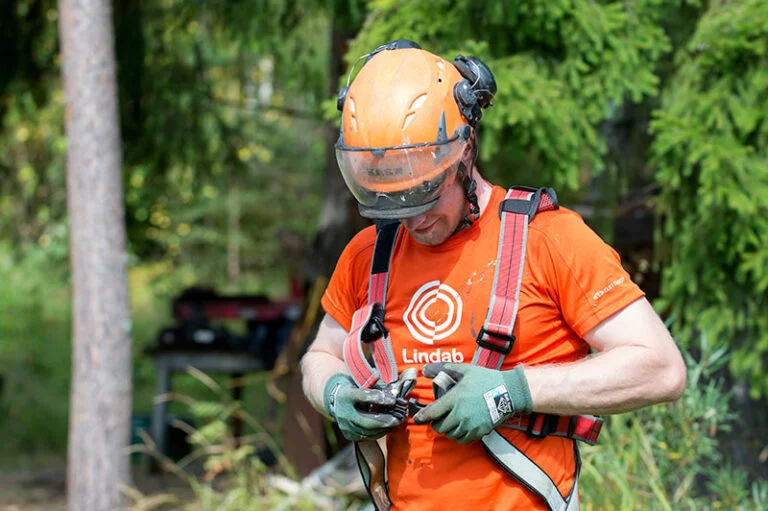 Rännien puhdistus – näin pidät sadevedet kurissa ja kotisi turvassa